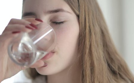 Is het goed om water te drinken na het wakker worden?