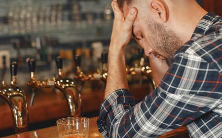 Wat is het verschil tussen een drinker en een alcoholist?