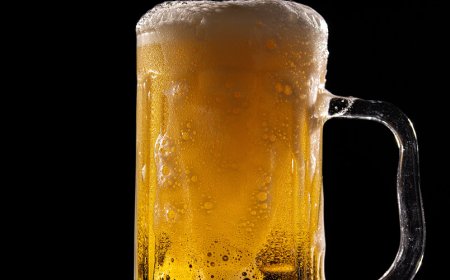 Welk gedrag wijst het meest waarschijnlijk op alcoholmisbruik?