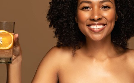 Quale carenza vitaminica causa la secchezza della pelle e dei capelli?