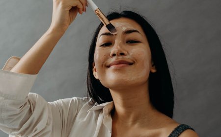 Mette la crema idratante prima o dopo il retinolo?
