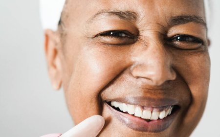 Cosa posso mettere sul mio viso per sembrare più giovane in modo naturale?