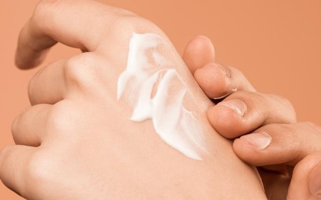 Perché il mio viso ha un aspetto strano all'improvviso?