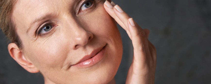 Cosa fa sembrare un viso più vecchio?