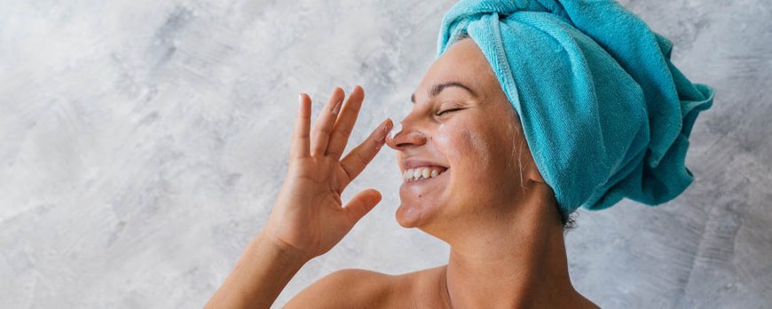 Come posso rendere il mio viso liscio e senza macchie in modo naturale?